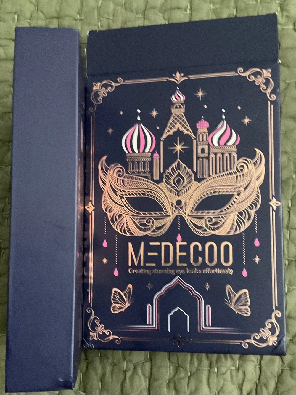 MEDECOO Full Makeup Palette includes all you need in a 📕